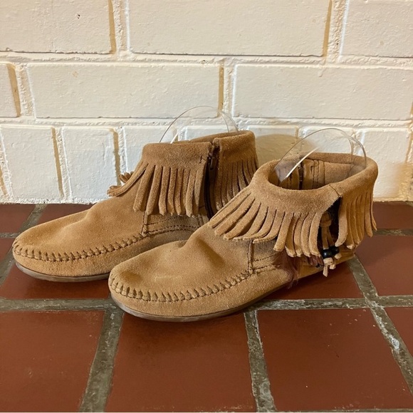 Minnetonka suede leather Concho feather fringe side zip ankle booties 7 - Picture 1 of 10